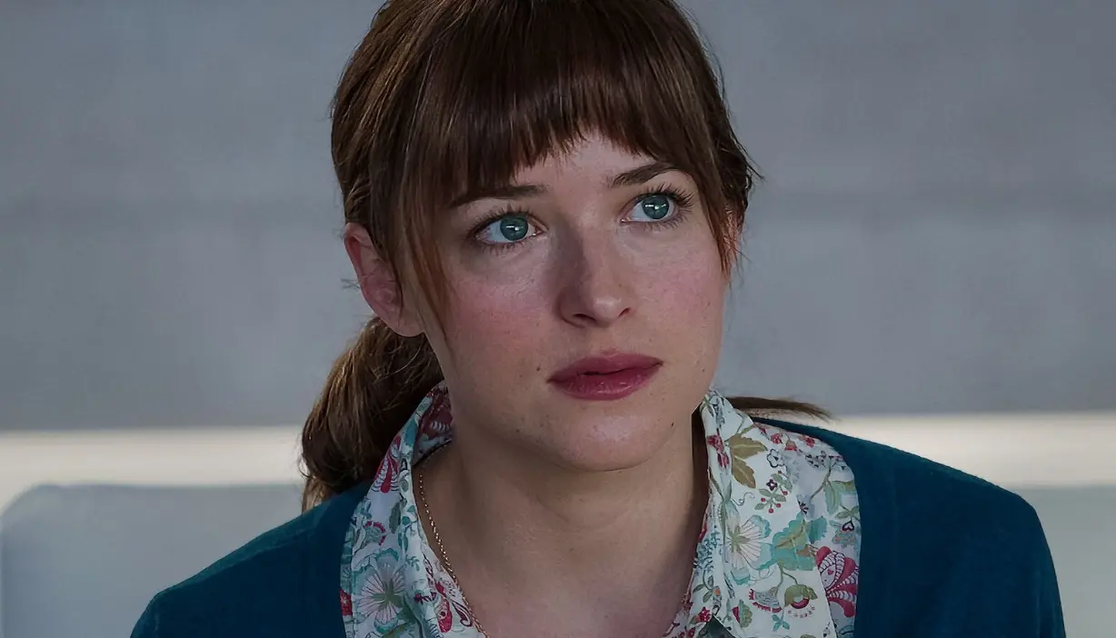 El libro presenta con mayor detalle la psicolog&iacute;a de los personajes y su relaci&oacute;n emocional, mientras que la pel&iacute;cula se enfoca casi exclusivamente en sus encuentros. Muchos lectores criticaron que la adaptaci&oacute;n simplific&oacute; la historia y volvi&oacute; superficiales a Anastasia y Christian. Adem&aacute;s, se se&ntilde;al&oacute; la falta de qu&iacute;mica entre los protagonistas.