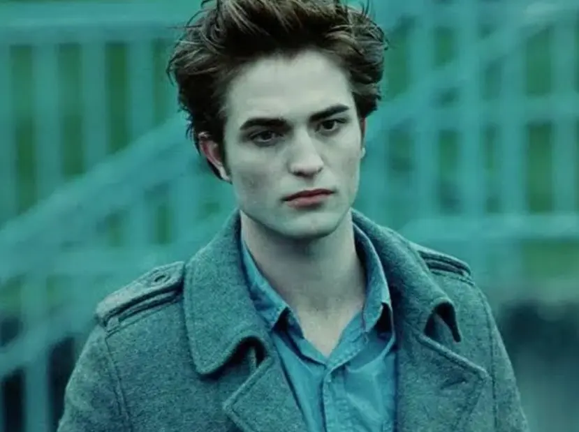 Aunque fue un &eacute;xito comercial, muchos lectores se&ntilde;alaron que la pel&iacute;cula no logr&oacute; transmitir las emociones del libro. Los personajes parecen m&aacute;s planos y la historia de amor pierde fuerza. Adem&aacute;s, las actuaciones de Robert Pattinson y Kristen Stewart fueron criticadas por parecer inexpresivas.