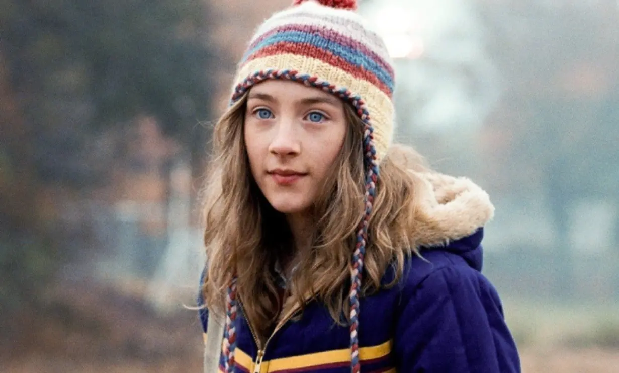 El libro aborda temas como el duelo, la p&eacute;rdida y el impacto de un crimen en una familia. La pel&iacute;cula cambia el tono y el final, lo que decepcion&oacute; a muchos lectores. Se critic&oacute; que la adaptaci&oacute;n no logr&oacute; transmitir la misma carga emocional y se enfoc&oacute; demasiado en la fantas&iacute;a.