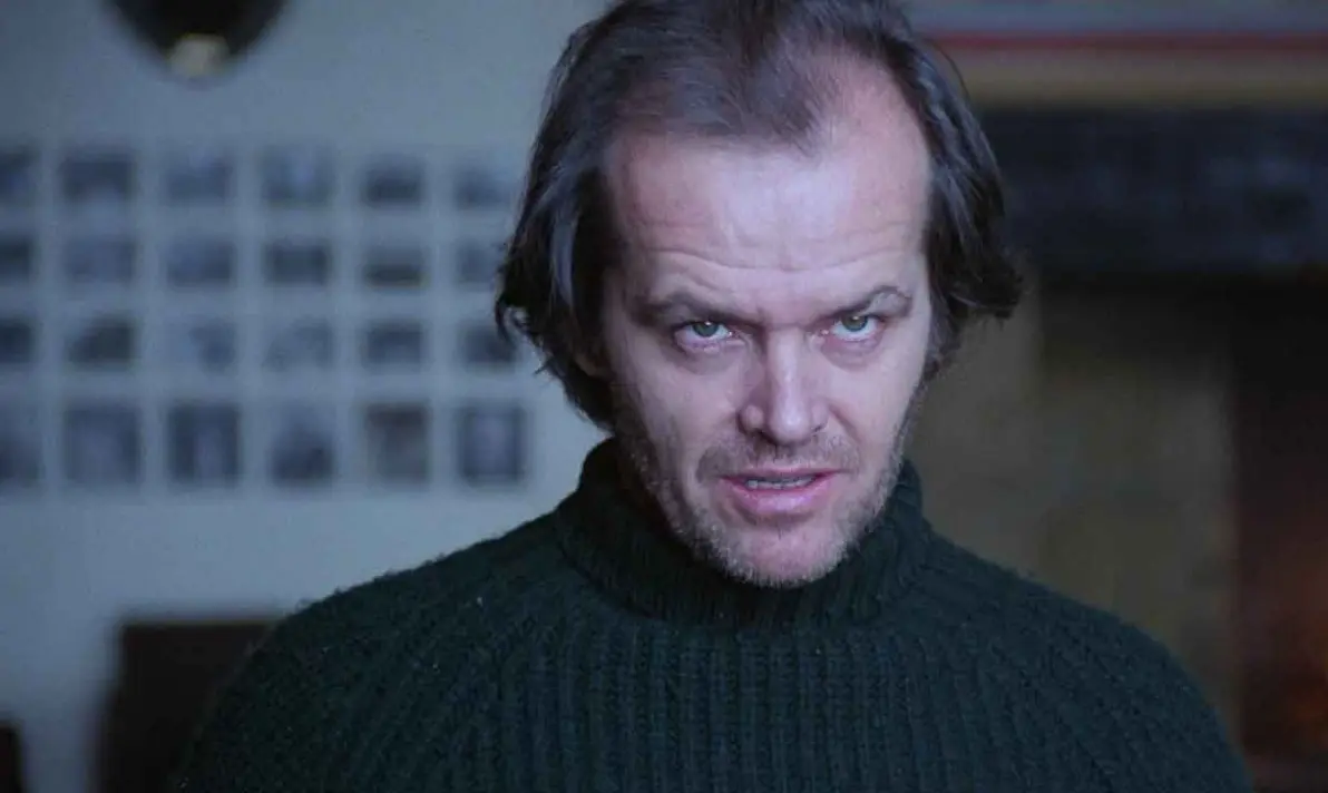 Aunque la pel&iacute;cula es considerada de culto, no es completamente fiel al libro. En la novela de Stephen King, el personaje de Jack Torrance tiene una evoluci&oacute;n m&aacute;s profunda y humana. En la pel&iacute;cula, su locura aparece casi desde el inicio, lo que cambia el sentido de la historia. El propio autor critic&oacute; la adaptaci&oacute;n por alejarse demasiado del mensaje original del libro.