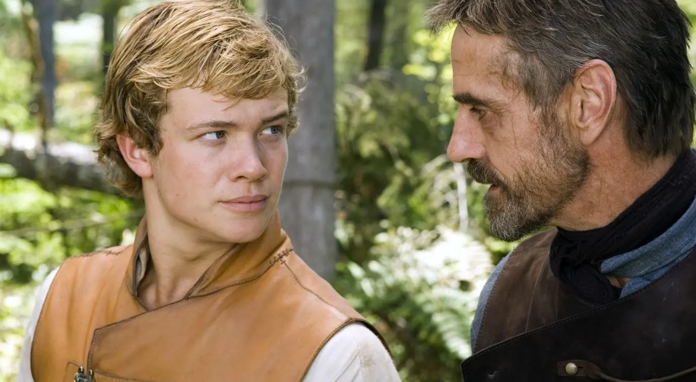 El libro construye un mundo de fantas&iacute;a complejo, con personajes bien desarrollados. La pel&iacute;cula elimina muchos eventos importantes y cambia la personalidad de varios personajes. Los seguidores de la saga consideraron que el filme simplific&oacute; demasiado la historia y arruin&oacute; su potencial.<br>