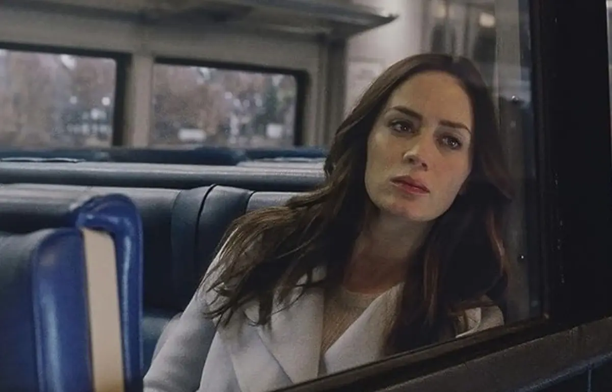 La novela se apoya mucho en los pensamientos internos de la protagonista, algo dif&iacute;cil de trasladar al cine. En la pel&iacute;cula, esta profundidad psicol&oacute;gica se pierde, lo que hace que la historia sea menos intensa. Tambi&eacute;n fue criticada por no generar el mismo suspenso que el libro.