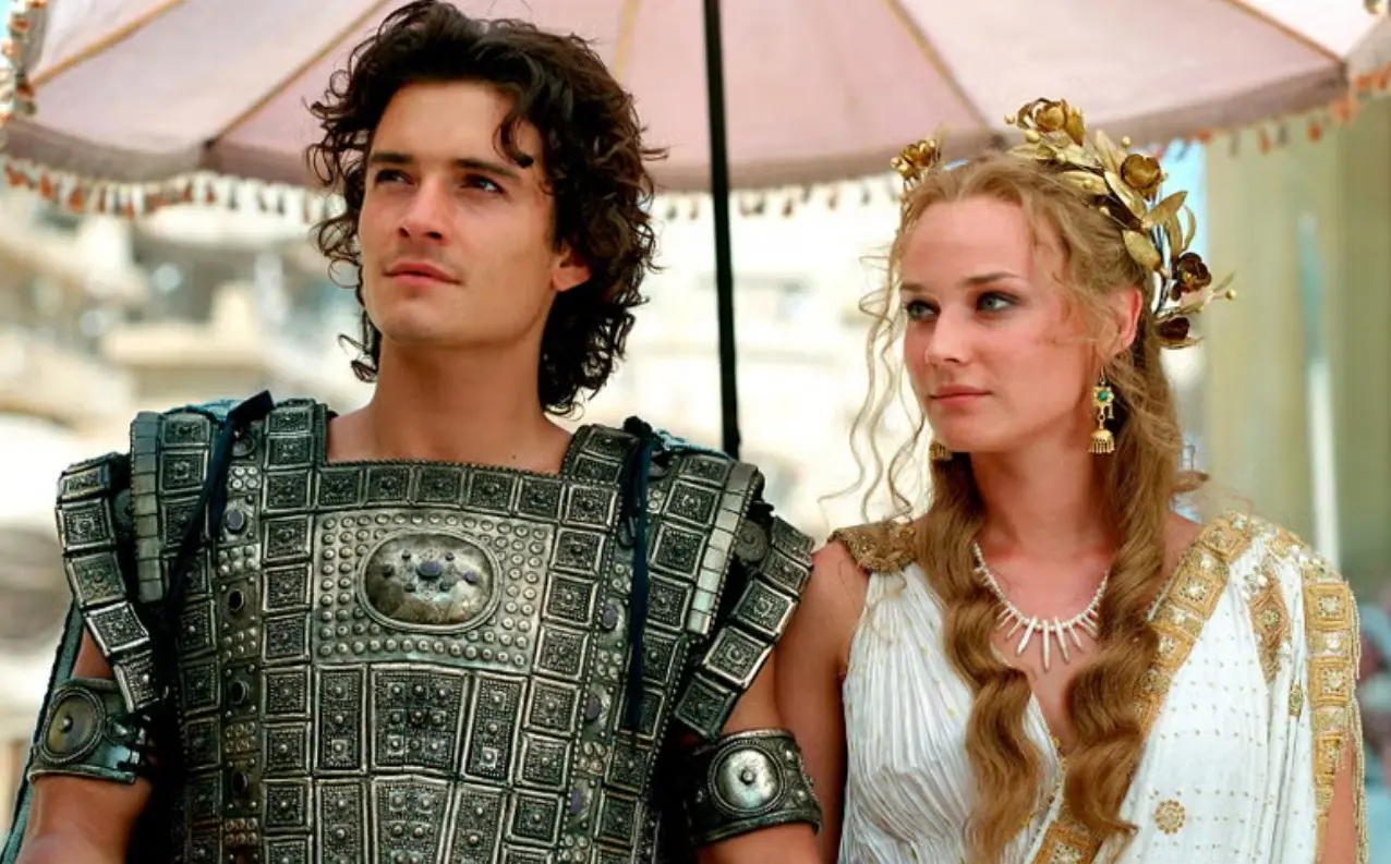 La pel&iacute;cula toma grandes libertades con respecto a la Il&iacute;ada. Cambia hechos importantes, elimina personajes y altera el final. Estas modificaciones provocaron cr&iacute;ticas por parte de quienes esperaban una adaptaci&oacute;n m&aacute;s fiel al texto cl&aacute;sico; sin embargo, logr&oacute; ser un &eacute;xito en taquillas.<br>