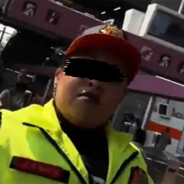 "Sube tu video...": exhiben agresi&oacute;n verbal de polic&iacute;a a usuaria con silla de ruedas en Metro CDMX
