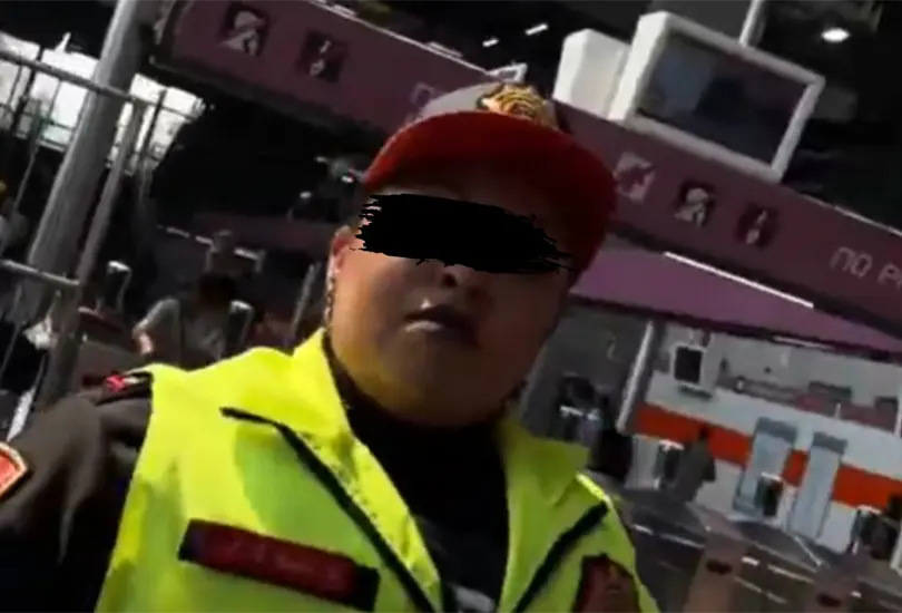 Exhiben agresión de policía a usuaria con silla de ruedas en Metro Exhiben agresión de policía a usuaria con silla de ruedas en Metro