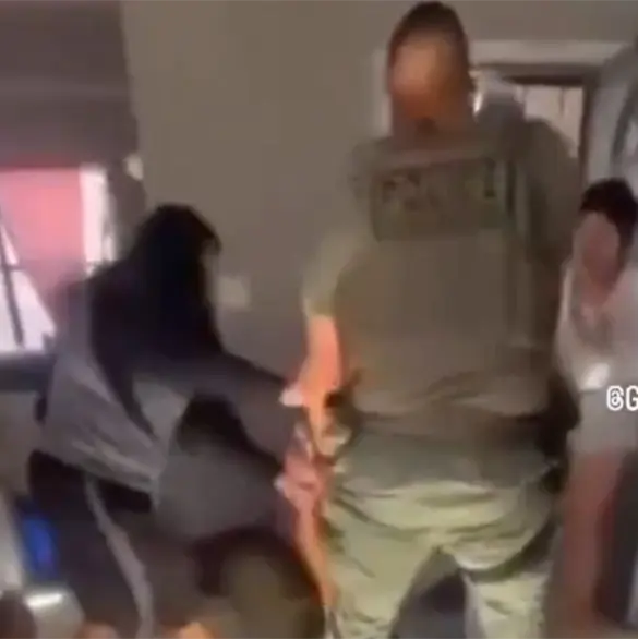 &iquest;Qu&eacute; se puede hacer con ellos armados?: ICE irrumpe sin orden judicial en casa de familia hispana en Texas y desata indignaci&oacute;n