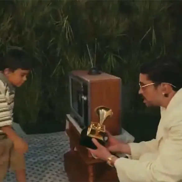 Bad Bunny critica a ICE de forma simb&oacute;lica en el Super Bowl 2026: as&iacute; lanz&oacute; su mensaje sin decir una palabra