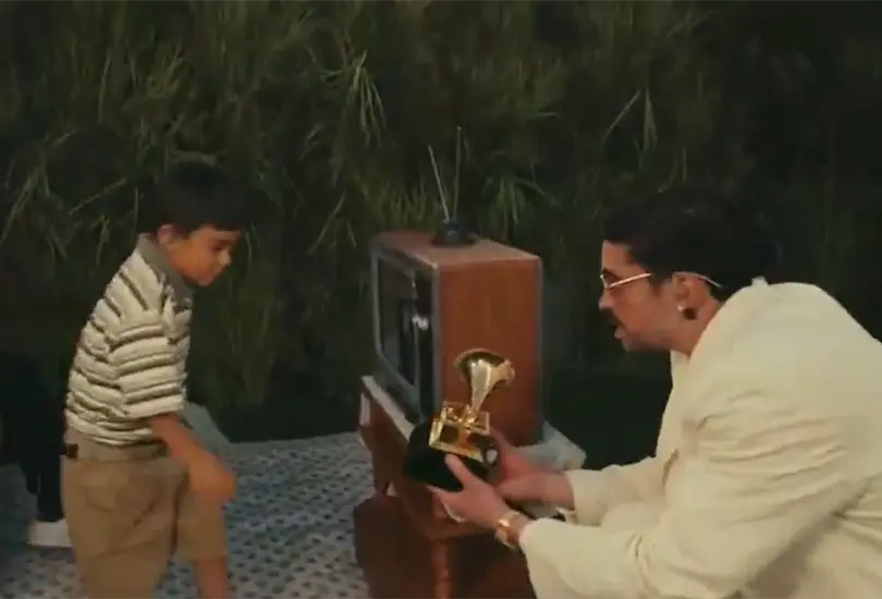 Bad Bunny critica a ICE de forma simb&oacute;lica en el Super Bowl 2026: as&iacute; lanz&oacute; su mensaje sin decir una palabra