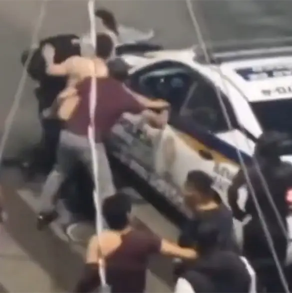 Turba enardecida golpea a polic&iacute;a de la CDMX y compa&ntilde;ero dispara al aire para defenderlo