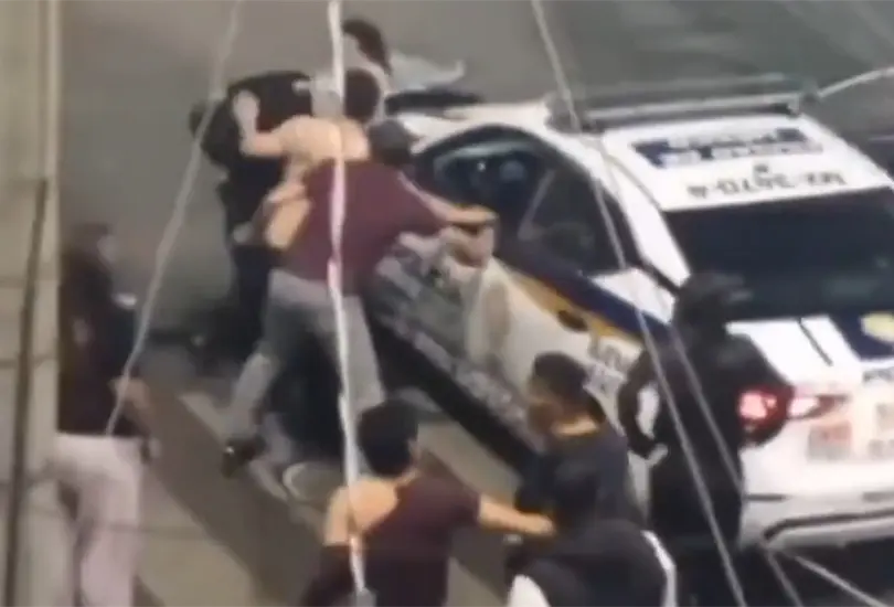 Un grupo de personas se le fue encima al polic&iacute;a.