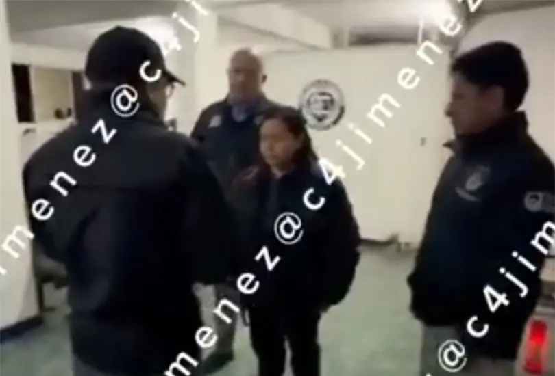 Un video difundido en redes mostr&oacute; el instante en que agentes notifican a Gaby "N" su detenci&oacute;n por homicidio calificado tras un hecho vial en Iztapalapa.