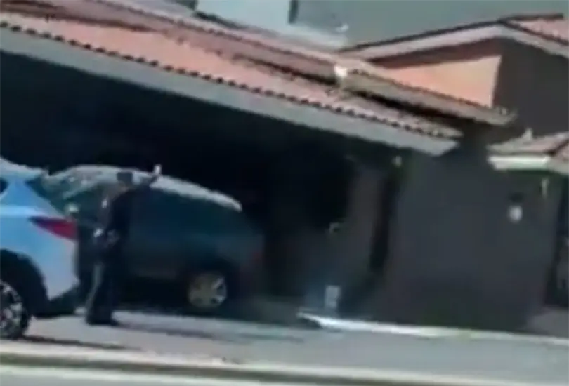 La joven fue auxiliada tras ser embestida por un autom&oacute;vil.