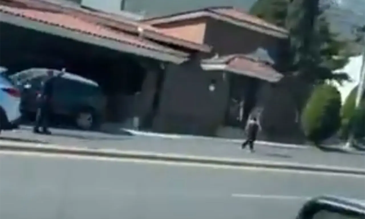  Tras el impacto, equipos de emergencia acudieron para brindarle atención inmediata y trasladarla a un hospital de la localidad. 