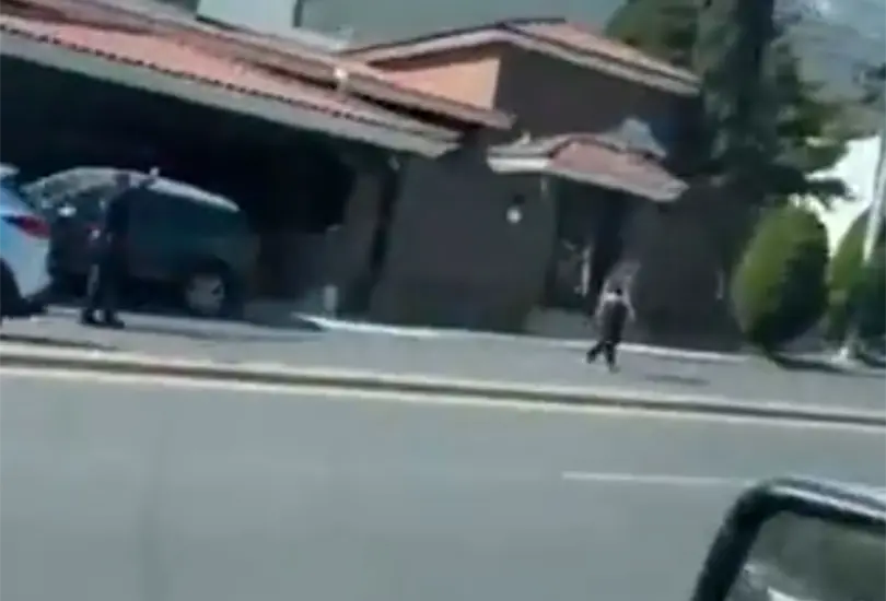 Tras el impacto, equipos de emergencia acudieron para brindarle atenci&oacute;n inmediata y trasladarla a un hospital de la localidad.