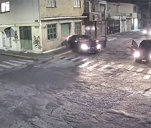 Chofer de aplicaci&oacute;n agrede a pasajera y provoca choque al olvidar poner el freno | VIDEO