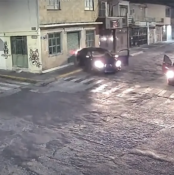 Chofer de aplicaci&oacute;n agrede a pasajera y provoca choque al olvidar poner el freno | VIDEO