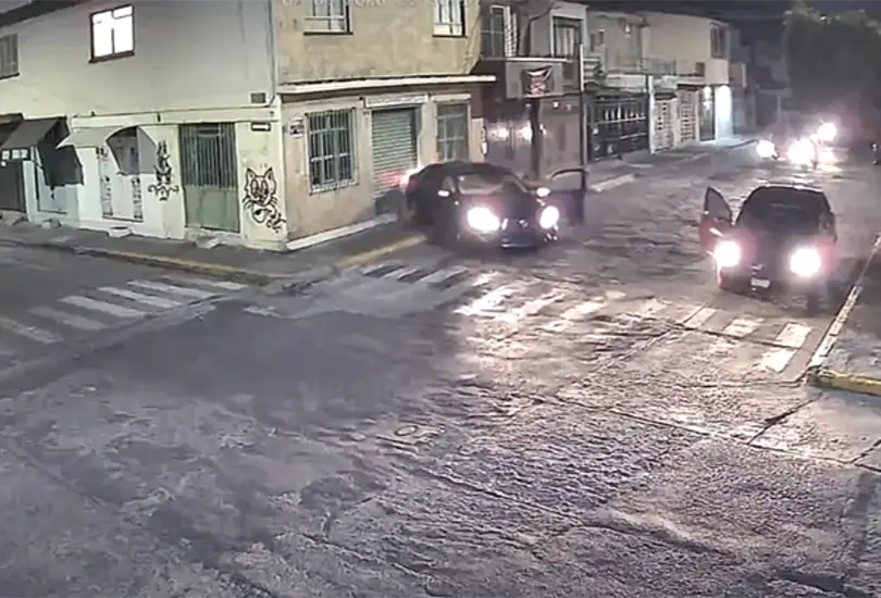 Chofer de aplicaci&oacute;n agrede a pasajera y provoca choque al olvidar poner el freno  | VIDEO