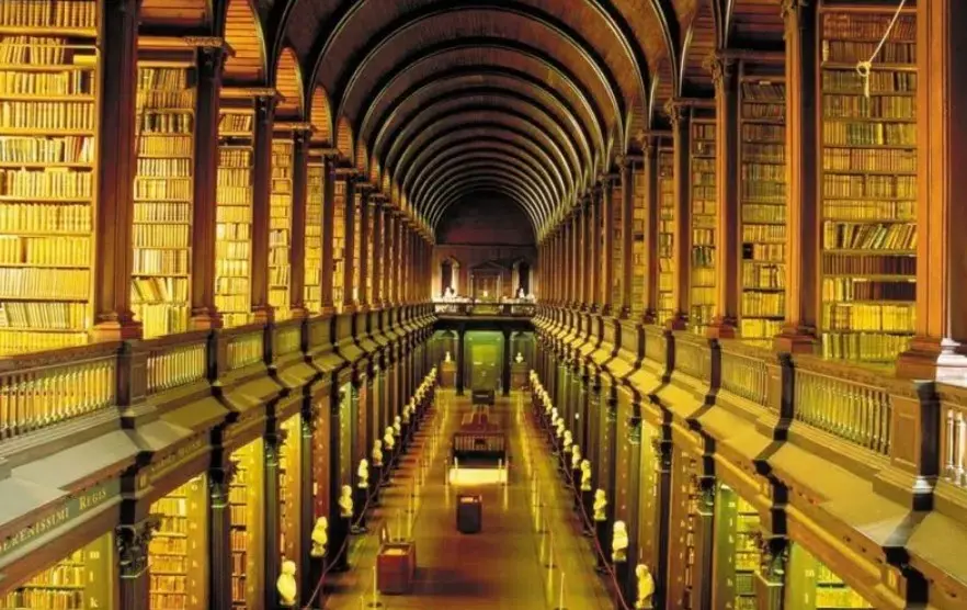 Contiene documentos hist&oacute;ricos de gran valor, algunos con m&aacute;s de mil a&ntilde;os de antig&uuml;edad. Aunque no es totalmente inaccesible, solo investigadores acreditados pueden consultar ciertos documentos bajo estrictas normas. Muchos archivos permanecen reservados, lo que ha generado teor&iacute;as y especulaciones durante a&ntilde;os.
