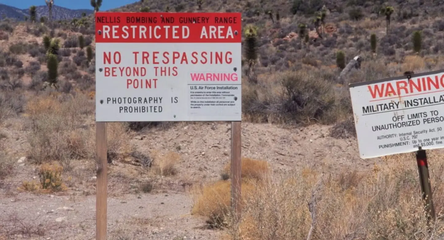Situada en el desierto de Nevada, es una base militar altamente clasificada de la Fuerza A&eacute;rea de Estados Unidos. Durante d&eacute;cadas ha sido objeto de teor&iacute;as sobre ovnis y tecnolog&iacute;a extraterrestre, aunque oficialmente se utiliza para pruebas de aeronaves experimentales. El acceso est&aacute; estrictamente prohibido y vigilado, y acercarse sin autorizaci&oacute;n puede traer consecuencias legales graves.