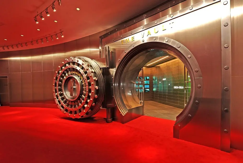 En la sede de The Coca-Cola Company se encuentra la famosa b&oacute;veda que supuestamente guarda la f&oacute;rmula secreta de la bebida. Aunque parte del museo es accesible al p&uacute;blico, la f&oacute;rmula original est&aacute; protegida en un espacio altamente vigilado. Solo un grupo muy reducido de ejecutivos conoce la receta completa, lo que convierte el lugar en uno de los secretos comerciales m&aacute;s resguardados del mundo.