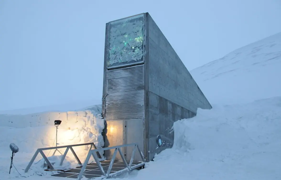 Ubicada en una isla del &Aacute;rtico, esta b&oacute;veda resguarda millones de semillas de todo el mundo como respaldo en caso de desastres naturales, guerras o crisis alimentarias globales. Funciona como una 'caja fuerte' para la biodiversidad agr&iacute;cola del planeta. Solo personal autorizado y cient&iacute;ficos pueden ingresar, ya que su contenido es considerado vital para el futuro de la humanidad.