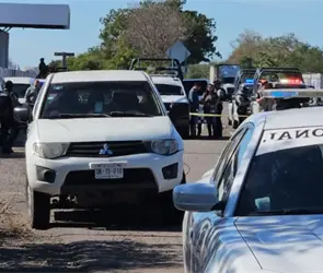 Abandonan cinco cuerpos en una camioneta sobre la autopista de Navolato