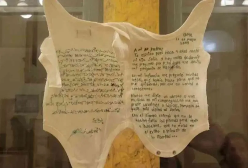 Re&uacute;ne m&aacute;s de cien piezas creadas sobre tela, donde las palabras no fueron escritas con tinta, sino bordadas puntada por puntada