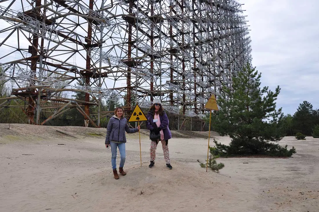 Tras el desastre nuclear de 1986 en Ucrania, se estableci&oacute; una zona de exclusi&oacute;n alrededor de la planta. Aunque algunas &aacute;reas externas pueden visitarse con tours autorizados, el per&iacute;metro m&aacute;s cercano al reactor est&aacute; estrictamente restringido por los altos niveles de radiaci&oacute;n. El acceso est&aacute; limitado a cient&iacute;ficos y personal especializado.