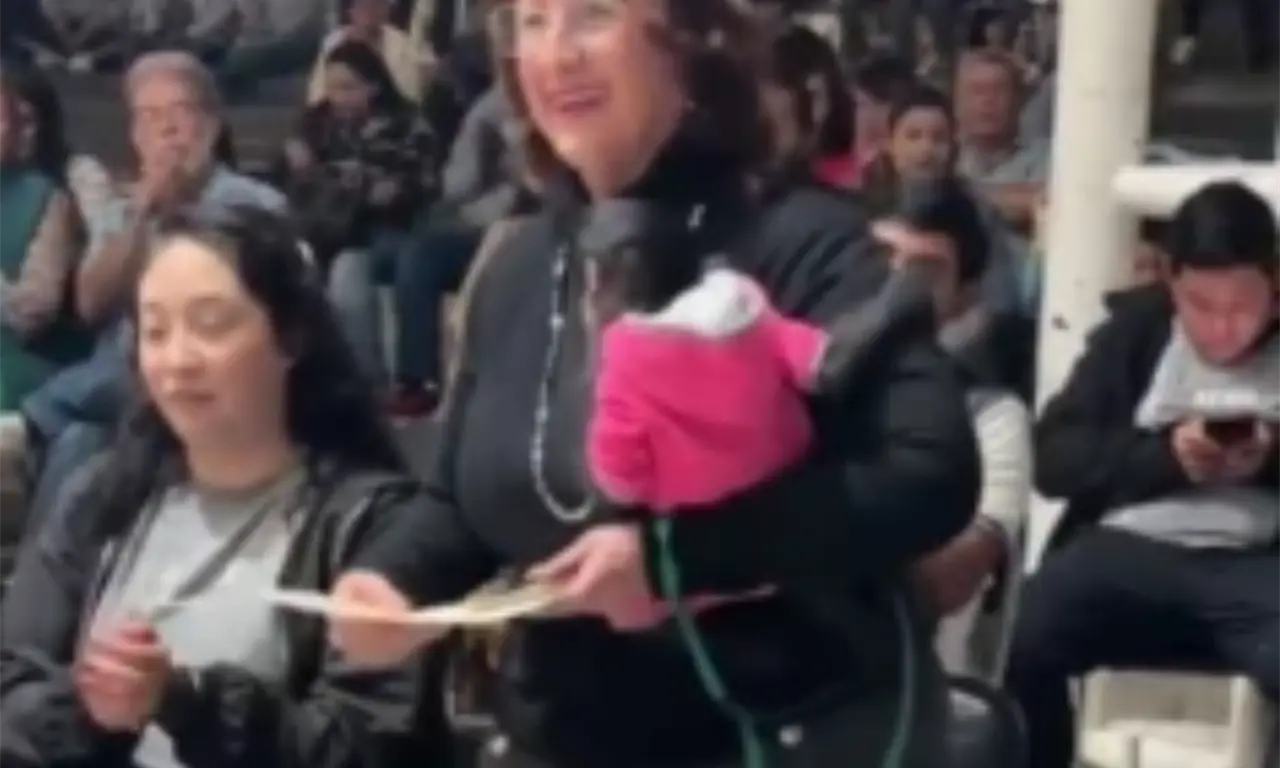  En los videos difundidos se observa al primate, vestido y sujeto con correa, mientras la funcionaria intenta controlarlo con manotazos. 