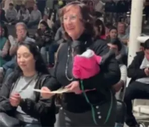 &iquest;Qui&eacute;n es la regidora de Ocotl&aacute;n que golpe&oacute; al mono en peligro de extinci&oacute;n que tra&iacute;a en un acto oficial?