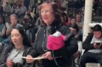 &iquest;Qui&eacute;n es la regidora de Ocotl&aacute;n que golpe&oacute; al mono en peligro de extinci&oacute;n que tra&iacute;a en un acto oficial?