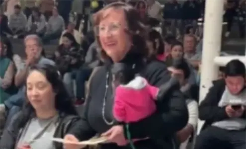 &iquest;Qui&eacute;n es la regidora de Ocotl&aacute;n que golpe&oacute; al mono en peligro de extinci&oacute;n que tra&iacute;a en un acto oficial?