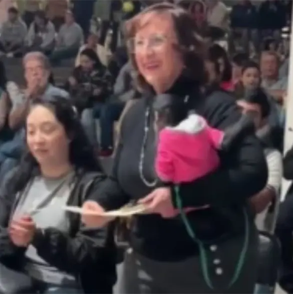 &iquest;Qui&eacute;n es la regidora de Ocotl&aacute;n que golpe&oacute; al mono en peligro de extinci&oacute;n que tra&iacute;a en un acto oficial?