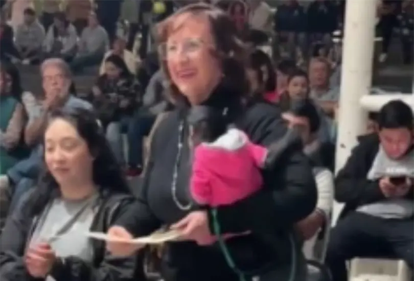 En los videos difundidos se observa al primate, vestido y sujeto con correa, mientras la funcionaria intenta controlarlo con manotazos.