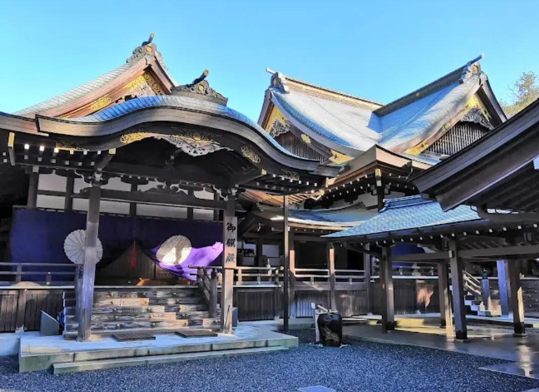 Es uno de los templos m&aacute;s sagrados del sinto&iacute;smo y est&aacute; dedicado a la diosa Amaterasu. Aunque los visitantes pueden recorrer algunas &aacute;reas exteriores, el santuario principal est&aacute; reservado &uacute;nicamente para sacerdotes y miembros de la familia imperial japonesa. Su car&aacute;cter sagrado es la raz&oacute;n principal de la restricci&oacute;n.<br>