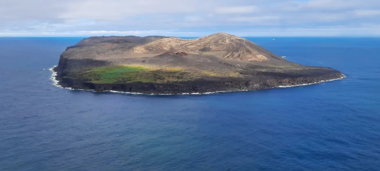 Es una isla volc&aacute;nica que surgi&oacute; del mar en 1963. Desde entonces, ha sido utilizada como laboratorio natural para estudiar c&oacute;mo se desarrolla la vida en un territorio nuevo. El acceso est&aacute; estrictamente limitado a cient&iacute;ficos, con el fin de evitar la alteraci&oacute;n del ecosistema en formaci&oacute;n.