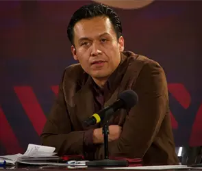 SEP despide a Max Arriaga, director de Materiales Educativos, y polic&iacute;as lo escoltan fuera de su oficina