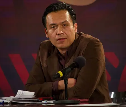 SEP despide a Max Arriaga, director de Materiales Educativos, y polic&iacute;as lo escoltan fuera de su oficina