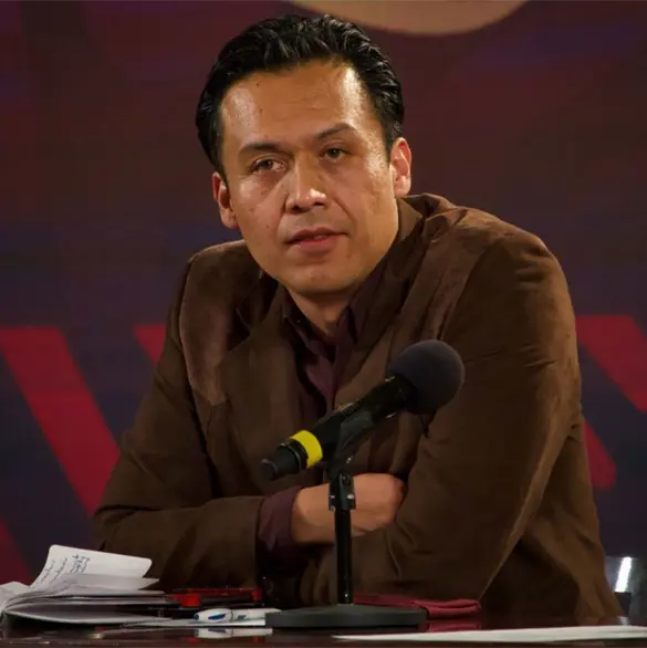 SEP despide a Max Arriaga, director de Materiales Educativos, y polic&iacute;as lo escoltan fuera de su oficina