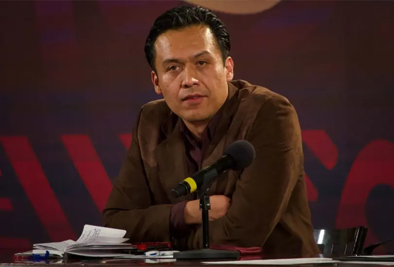 SEP despide a Max Arriaga, director de Materiales Educativos, y polic&iacute;as lo escoltan fuera de su oficina