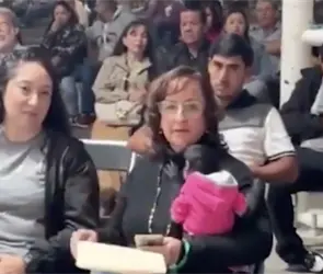Renuncia regidora de Ocotl&aacute;n, Silvia Villarruel, tras pol&eacute;mica por maltratar a mono ara&ntilde;a en evento p&uacute;blico