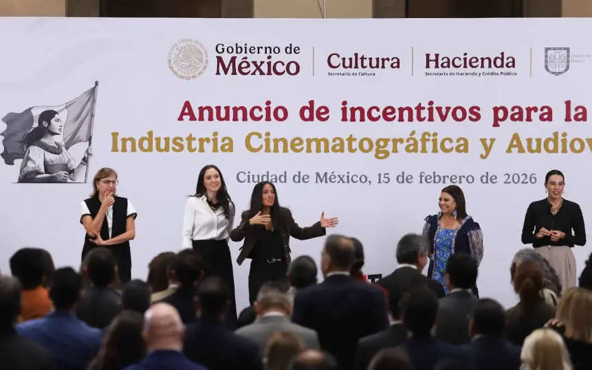 Salma Hayek durante la presentación del plan de incentivos fiscales para la industria cinematográfica y audiovisual, en el Salón Tesorería de Palacio Nacional. Especial