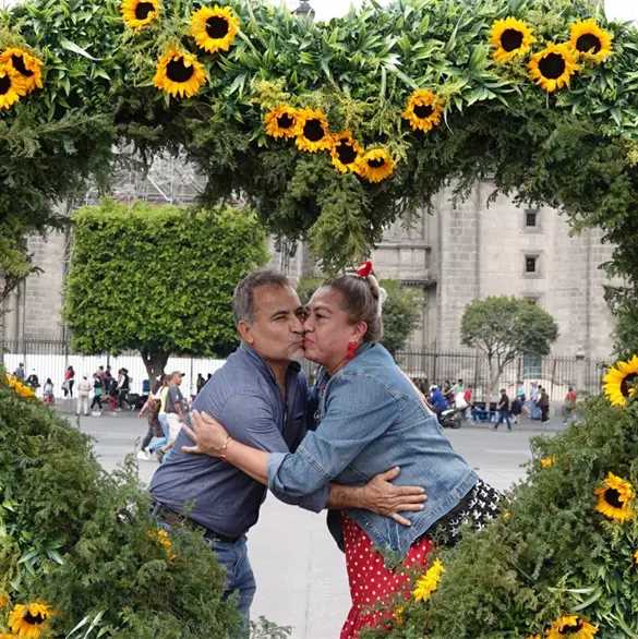 Disfruta de cine al aire libre rodeado de 10 mil flores en el Z&oacute;calo