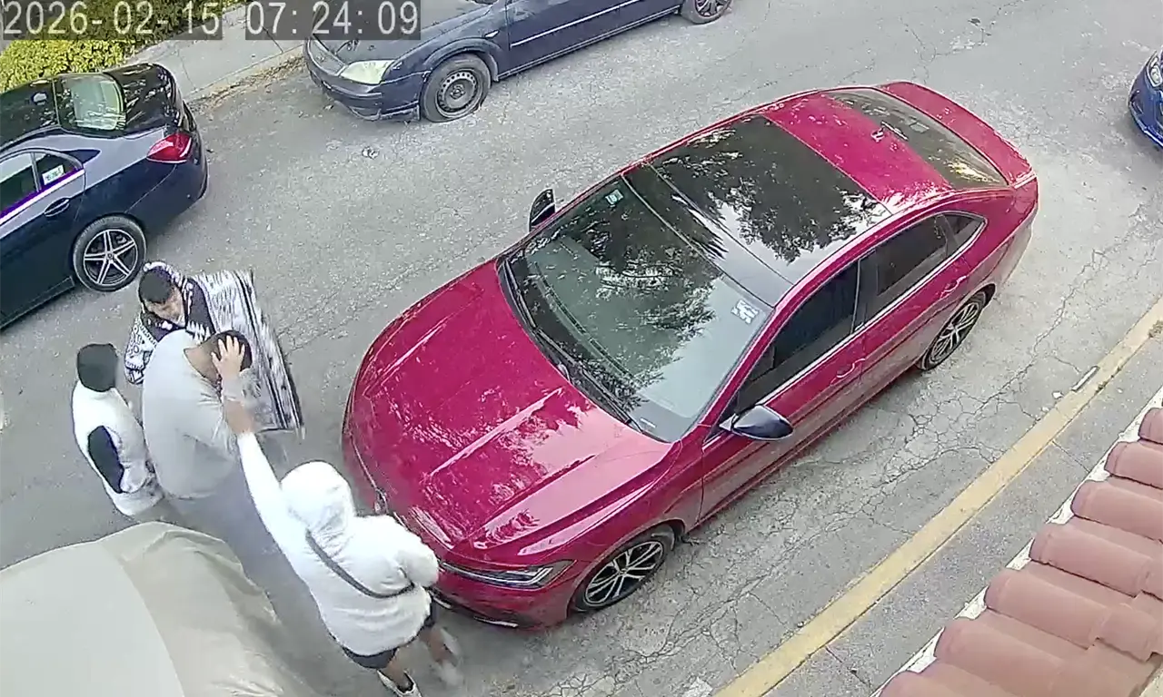  "¡Bajen a la niña!": Vecino se enfrenta a tiros con ladrones que robaron auto en Tultitlán | VIDEO 