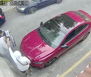 &iexcl;Bajen a la ni&ntilde;a!: Vecino se enfrenta a tiros con ladrones que robaron auto en Tultitl&aacute;n | VIDEO