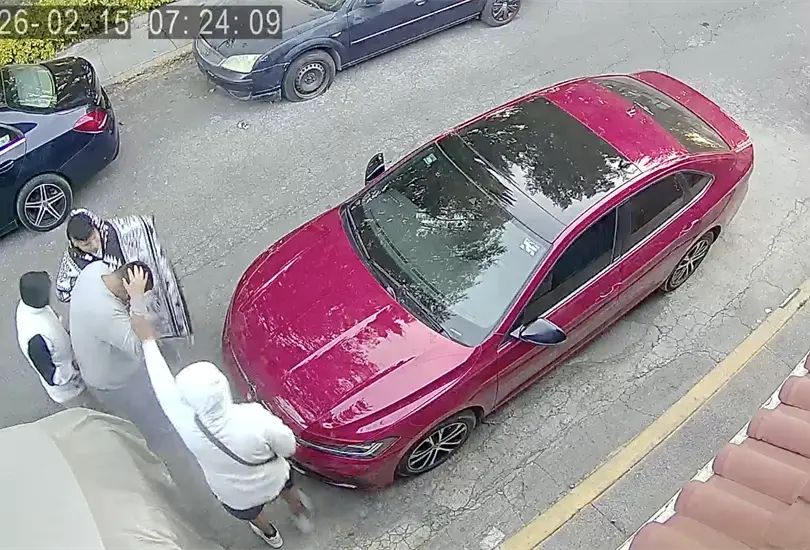 ¡Bajen a la niña!: Vecino se enfrenta a tiros con ladrones que robaron auto en Tultitlán | VIDEO ¡Bajen a la niña!: Vecino se enfrenta a tiros con ladrones que robaron auto en Tultitlán | VIDEO