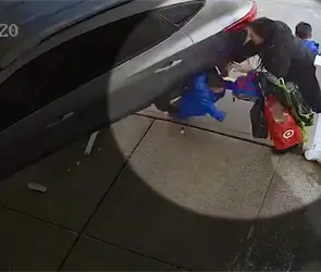 Impactante video: conductor en presunto estado de ebriedad arrolla a familia afuera de un k&iacute;nder