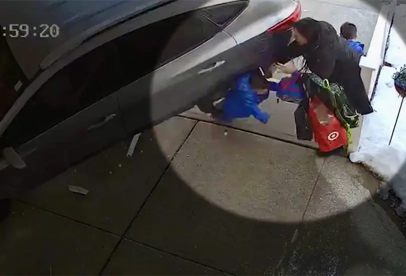 Impactante video: conductor en presunto estado de ebriedad arrolla a familia afuera de un kínder Impactante video: conductor en presunto estado de ebriedad arrolla a familia afuera de un kínder