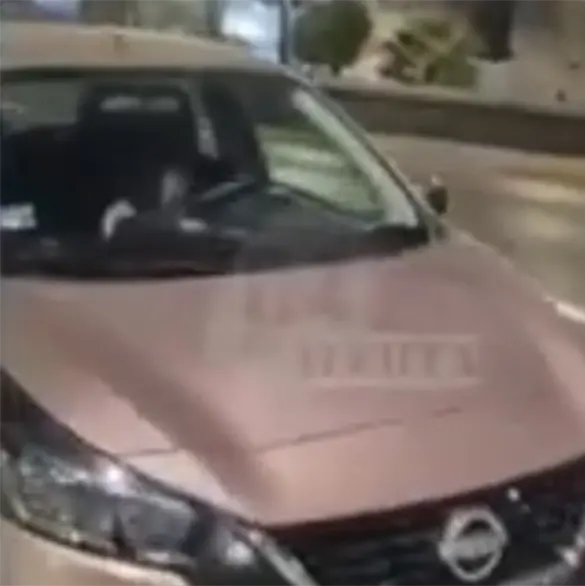 "Lady Bella Durmiente": Captan a conductora durmiendo en su auto en plena avenida de la CDMX