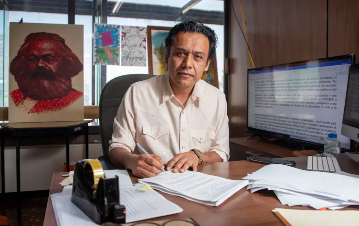  El exdirector de Materiales Educativos firmó el documento de despido dentro del inmueble y salió con un retrato de Karl Marx. 